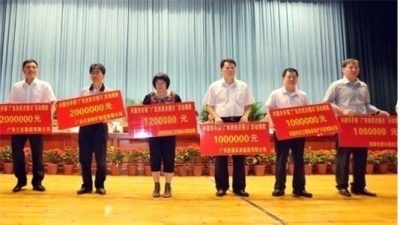 2011年6月，集團董事長梁林青在“廣東扶貧濟困日”活動中捐款100萬元。此項活動廣東堅基集團每年均有捐贈。