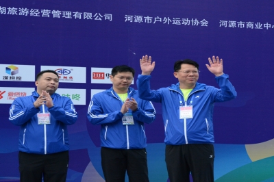 2016河源萬(wàn)綠湖國(guó)際馬拉松在河源市商業(yè)中心開(kāi)跑