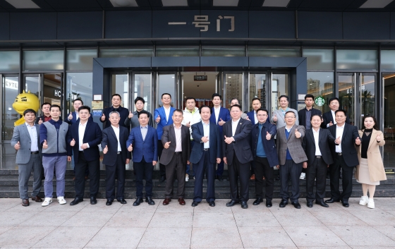 馬年正月十六，年味依舊濃郁。3月4日，廣東省客家商會(huì)會(huì)長(zhǎng)鄧振龍率代表團(tuán)赴河源開展馬年外出考察首站活動(dòng)。代表團(tuán)走進(jìn)廣東堅(jiān)基集團(tuán)，實(shí)地調(diào)研河源市商業(yè)中心等項(xiàng)目，交流創(chuàng)新發(fā)展經(jīng)驗(yàn)，共探政企商協(xié)同合作新機(jī)遇。河源市委常委、統(tǒng)戰(zhàn)部部長(zhǎng)廖繼聰，東源縣委書記秦衛(wèi)民，河源市委統(tǒng)戰(zhàn)部副部長(zhǎng)、市工商聯(lián)黨組書記郭軍陽等領(lǐng)導(dǎo)出席活動(dòng)；寶鷹控股集團(tuán)董事長(zhǎng)古少明等30余位灣區(qū)客商參與考察；廣東省客家商會(huì)本期輪值會(huì)長(zhǎng)、堅(jiān)基集團(tuán)